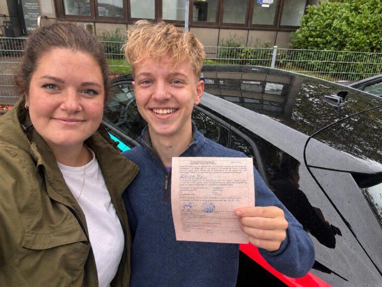 Fahrschüler mit Prüfungsbescheinigung und Fahrlehrerin der Fahrschule am Bockumer Platz